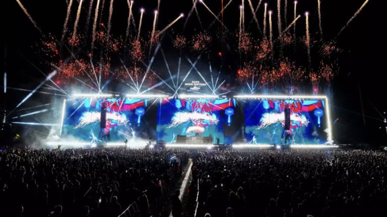 Ünlülerin yılbaşı sahne fiyatları belirli oldu