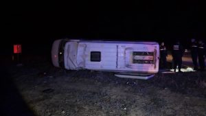 Uşak yolunda yolcu otobüsü ile minibüs çarpıştı: 10 yaralı