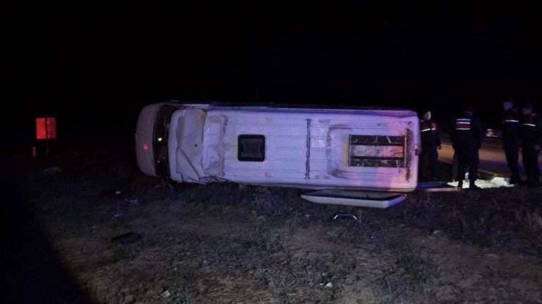 Uşak yolunda yolcu otobüsü ile minibüs çarpıştı: 10 yaralı