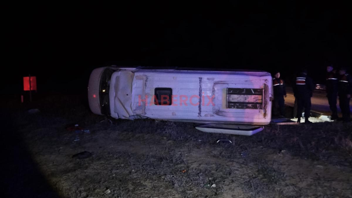 Uşak yolunda yolcu otobüsü ile minibüs çarpıştı: 10 yaralı