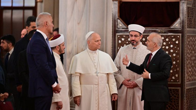 Vatikan Devlet Başkanı 14’üncü Leo, Sultanahmet Camii’ni ziyaret etti