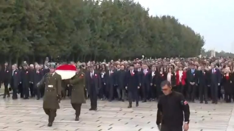 Yusuf Tekin ve öğretmenlerden Anıtkabir ziyareti