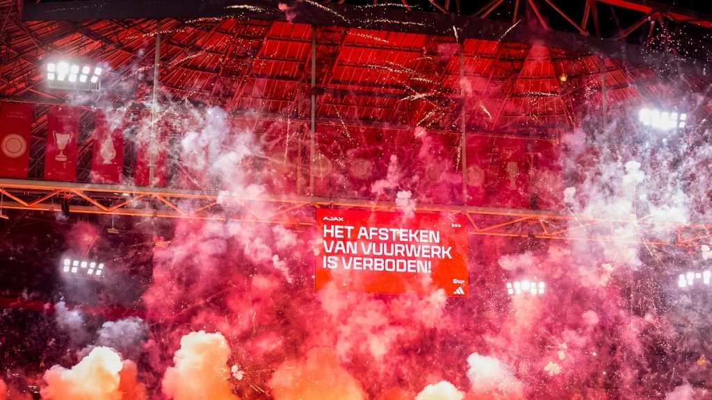 Ajax – Groningen maçı tatil edildi