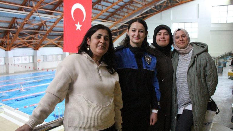 Amasya’da polisler annelerin isteklerini kırmadı