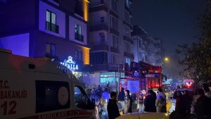 Batman’da cinnet getiren şahıs konutunun eşyalarını sokağa fırlattı