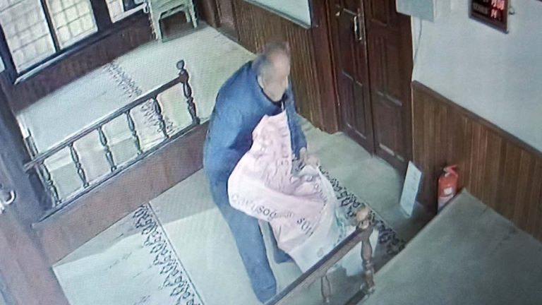 Burdur’da caminin sadaka kutusundaki parayı çaldı: İade edince hür kaldı
