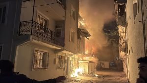 Bursa’da apartman yangını: Alevler iki binaya sıçradı