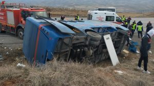 Cezaevi nakil aracı devrildi: 5 yaralı