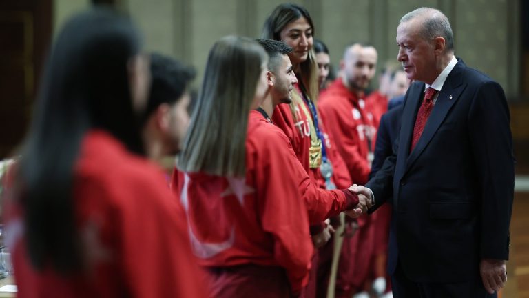 Cumhurbaşkanı Erdoğan, Külliye’de sporcuları kabul etti