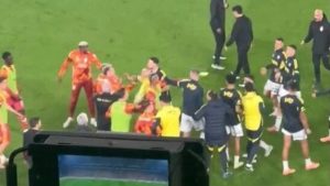 Fenerbahçe – Galatasaray derbisi öncesi kavga
