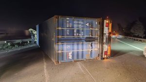 Hatay’da fırtına: Tırlar yola devrildi