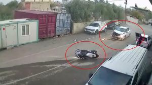 Hatay’da kaza yapan motosikletli havada taklalar attı