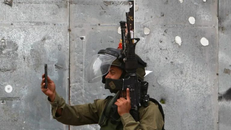 İsrail ordusu üst rütbeli subaylara iPhone zaruriliği getirdi