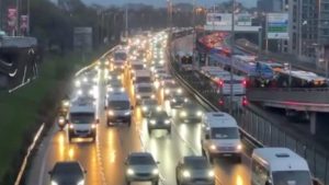 İstanbul yağmurlu bir güne uyandı: Trafik yoğunluğu yüzde 80 oldu