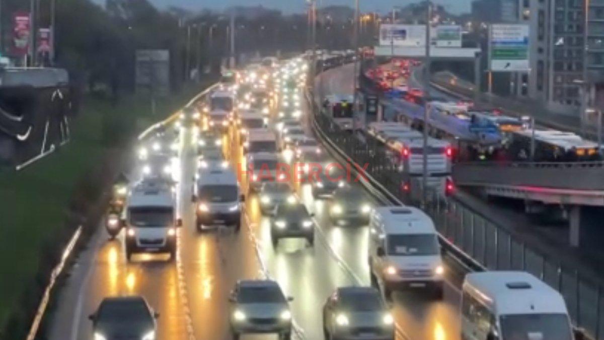 İstanbul yağmurlu bir güne uyandı: Trafik yoğunluğu yüzde 80 oldu