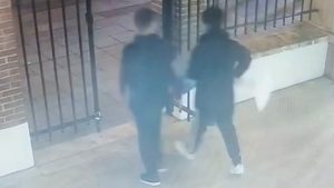 İstanbul’da gözetleme yapan şahıslar fırsat bulunca yardım kutusu çaldı