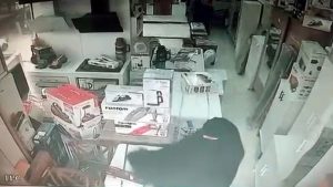 İstanbul’da saç düzleştiriciyi çarşafının içine saklayarak çaldı