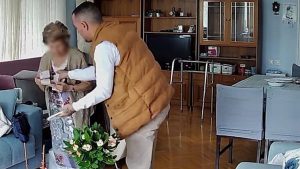 İzmir’de ‘manda yoğurdu’ yalanıyla evine girdiği yaşlı kadını soydu