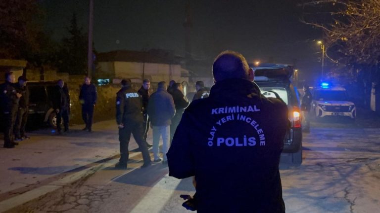Kayseri’de 1 saat ortayla yaşanan farklı olaylarda bıçakla yaralanan 2 şahıs araçta bulundu