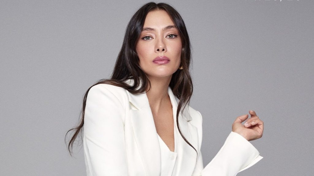 Neslihan Atagül ve Kadir Doğulu’dan aile pozu