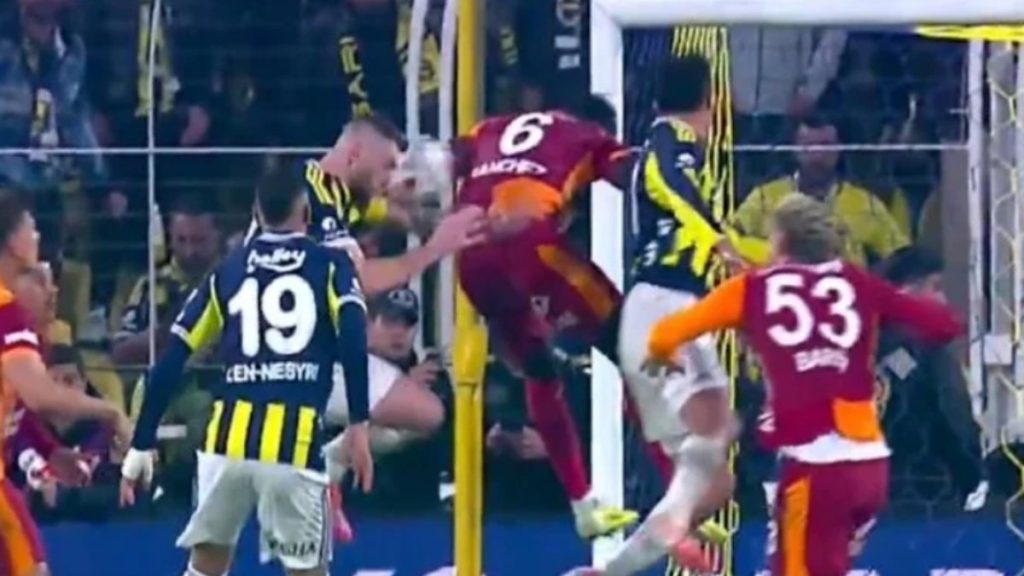 VAR devreye girdi! Kadıköy’de gol iptal edildi