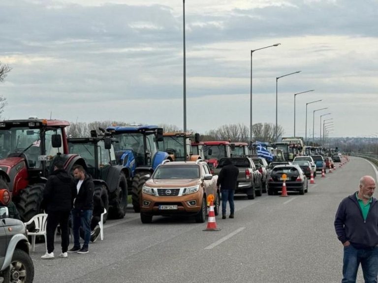 Yunanistan’da yolları kapatan çiftçiler ve polis ortasında tansiyon