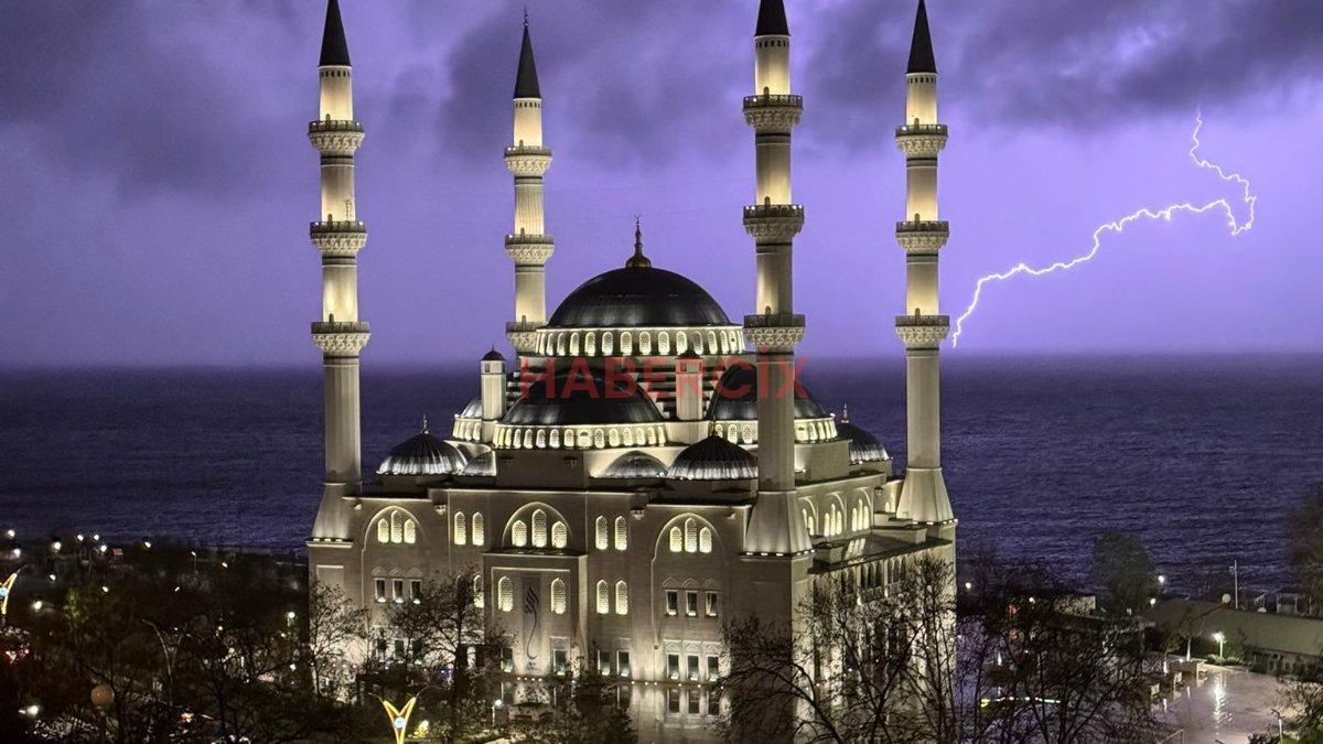 Zonguldak’ta şimşekler geceyi gündüze çevirdi